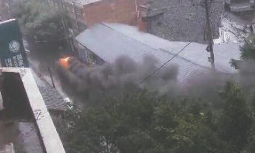 自贡一环卫车半路起火 司机闹市狂奔5公里(图1) 自贡一环卫车半路起火 司机闹市狂奔5公里(图1)