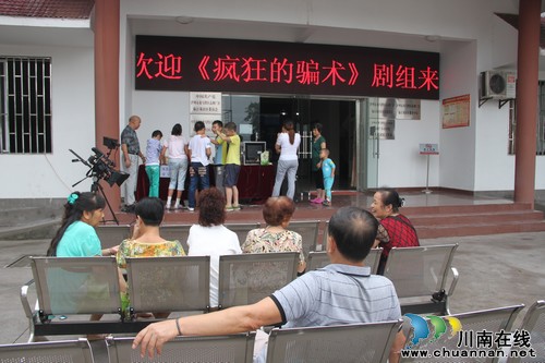 《疯狂的骗术》剧组走进高坝临江苑社区(图1) 《疯狂的骗术》剧组走进高坝临江苑社区(图1)
