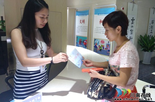 华阳街道:发放创建全国文明城市倡议书,提高群众知晓率(图1) 华阳街道:发放创建全国文明城市倡议书,提高群众知晓率(图1)