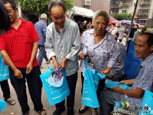 华阳街道:发放创建全国文明城市倡议书,提高群众知晓率(图2) 华阳街道:发放创建全国文明城市倡议书,提高群众知晓率(图2)