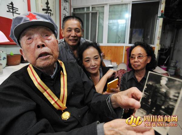 百岁红军邓昌洲获抗战胜利纪念章&nbsp;曾擒5名日军(图3)
