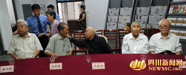 百岁红军邓昌洲获抗战胜利纪念章&nbsp;曾擒5名日军(图1)