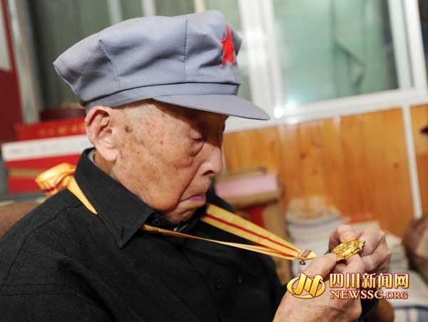 百岁红军邓昌洲获抗战胜利纪念章&nbsp;曾擒5名日军(图2)