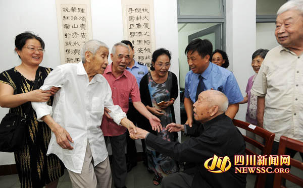 百岁红军邓昌洲获抗战胜利纪念章&nbsp;曾擒5名日军(图4)