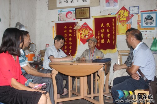 泸州89岁抗战老兵:现在很自豪 感谢党委政府关怀(图2) 泸州89岁抗战老兵:现在很自豪 感谢党委政府关怀(图2)