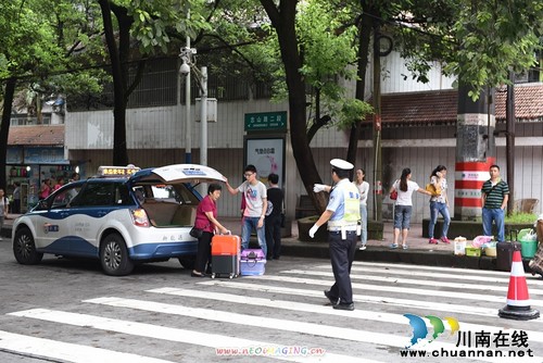 泸州交警为全市中小学生平安返校全力护航(图4)