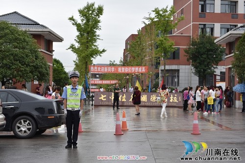 泸州交警为全市中小学生平安返校全力护航(图1)
