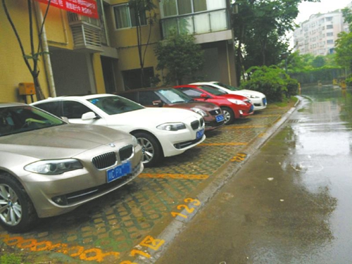 应对乱停乱放&nbsp;自贡小区摇号停车(图1)