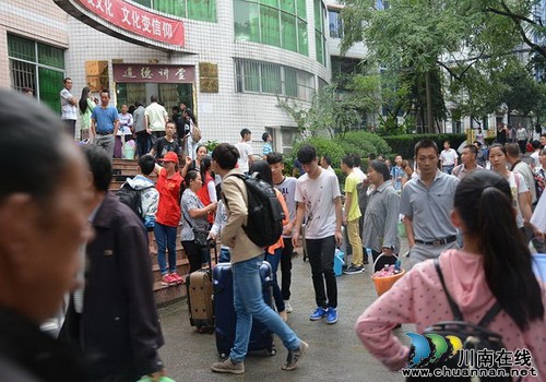 泸县一中2015年秋期迎新工作圆满结束(图1)