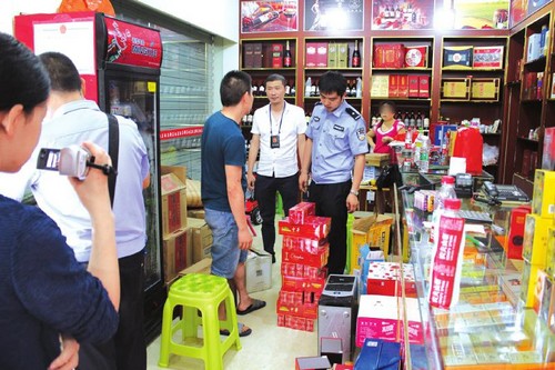 一家15口人干出千万特大假烟案(图1)