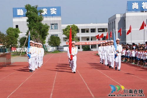 泸州十八中举行2015年秋期开学典礼(图1) 泸州十八中举行2015年秋期开学典礼(图1)