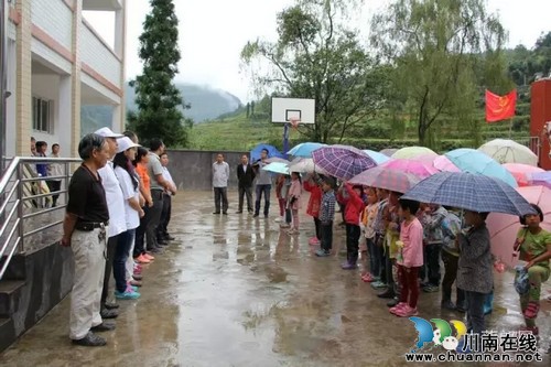 古蔺桂花夏加小学开校啦，来了好多叔叔阿姨！(图1)