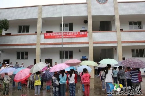 古蔺桂花夏加小学开校啦，来了好多叔叔阿姨！(图2)