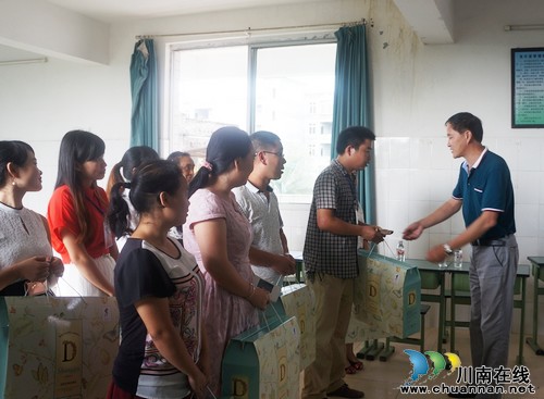 泸县多部门联合到立石镇泸永小学慰问全体教师(图2) 泸县多部门联合到立石镇泸永小学慰问全体教师(图2)