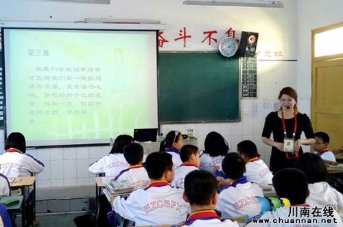 泸县二中城北分校教师游小灵：站着批改作业的老师(图2)