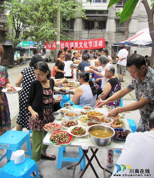 大山坪街道：同吃坝坝宴&nbsp;共叙邻里情(图1)