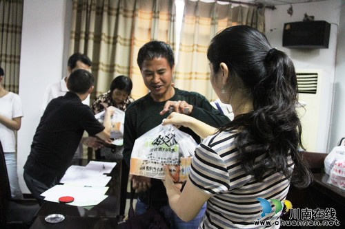 泸州市慈善总会为68名大病患者开展送医送药活动(图1) 泸州市慈善总会为68名大病患者开展送医送药活动(图1)