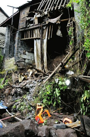 内江堡坎垮塌砸垮茶馆 4名老人3死1伤(图2) 内江堡坎垮塌砸垮茶馆 4名老人3死1伤(图2)