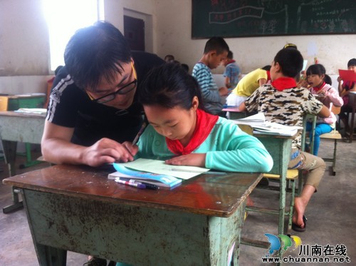 泸州：驻村第一书记支教村小&nbsp;与学生一起献礼教师节(图2)