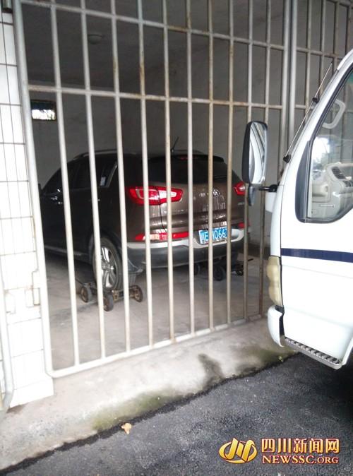 泸州越野车人行道撞人逃逸 两少女一重一轻伤(图3) 泸州越野车人行道撞人逃逸 两少女一重一轻伤(图3)