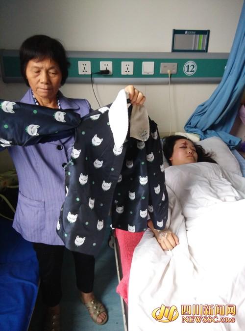 泸州越野车人行道撞人逃逸 两少女一重一轻伤(图1) 泸州越野车人行道撞人逃逸 两少女一重一轻伤(图1)
