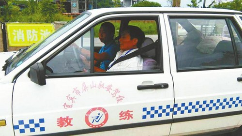 宜宾古稀老人用70天考下驾照(图1) 宜宾古稀老人用70天考下驾照(图1)