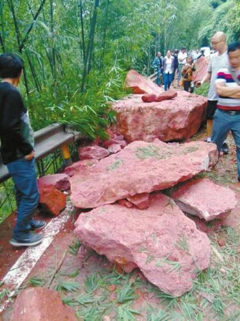宜宾蜀南竹海西大门路段&nbsp;山体崩塌&nbsp;巨石高悬(图2)