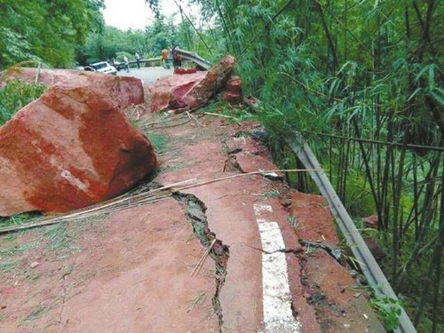 宜宾蜀南竹海西大门路段&nbsp;山体崩塌&nbsp;巨石高悬(图1)