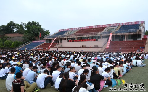 泸县一中落实《消防法》精神&nbsp;强化新生消防意识(图1)