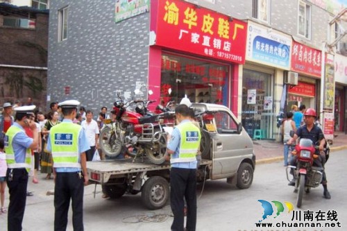 古蔺交警与多部门联合解决群众“热点问题”(图1) 古蔺交警与多部门联合解决群众“热点问题”(图1)