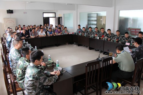 红星街道:举行新兵入伍欢送会 22名热血男儿奔赴军营(图1) 红星街道:举行新兵入伍欢送会 22名热血男儿奔赴军营(图1)