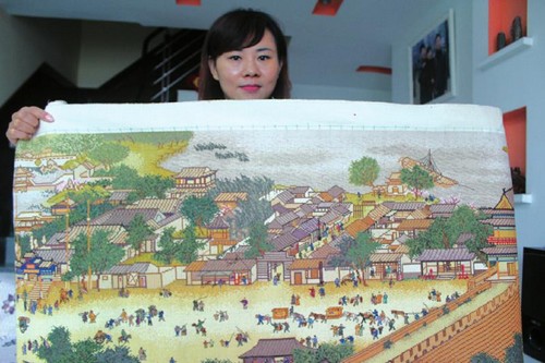 耗时两年半 江安绣女绣成“清明上河图”(图1) 耗时两年半 江安绣女绣成“清明上河图”(图1)