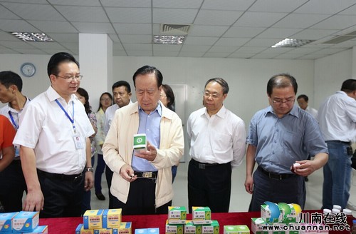 张维庆率队参观四川医科大中医院全民预防保健试点工作(图2) 张维庆率队参观四川医科大中医院全民预防保健试点工作(图2)