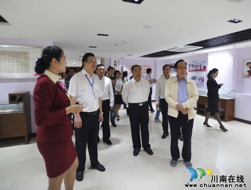 张维庆率队参观四川医科大中医院全民预防保健试点工作(图1) 张维庆率队参观四川医科大中医院全民预防保健试点工作(图1)