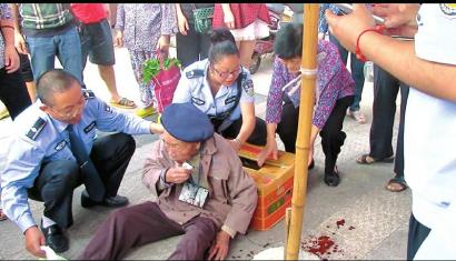 8旬老人路边摔倒 巡逻城管:扶!(图1) 8旬老人路边摔倒 巡逻城管:扶!(图1)
