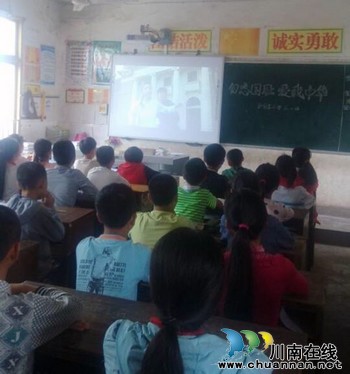 护国岩小学:抗战影片进课堂 爱国精神埋心中(图1) 护国岩小学:抗战影片进课堂 爱国精神埋心中(图1)