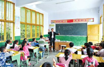 村小代课20年&nbsp;宜宾一患肝硬化教师仍不离讲台(图2)
