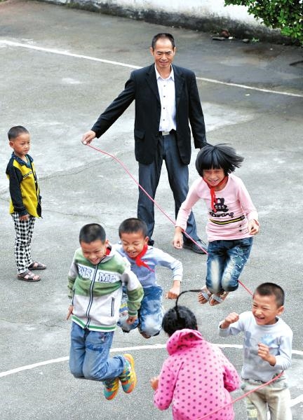 村小代课20年&nbsp;宜宾一患肝硬化教师仍不离讲台(图1)