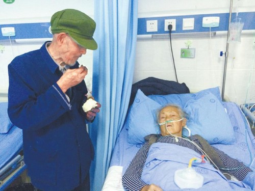 内江"馒头爷爷"省钱给老伴看病&nbsp;天天开水下馒头(图2)