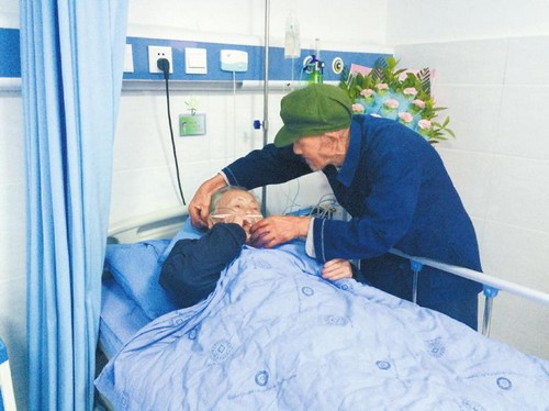 内江"馒头爷爷"省钱给老伴看病&nbsp;天天开水下馒头(图1)