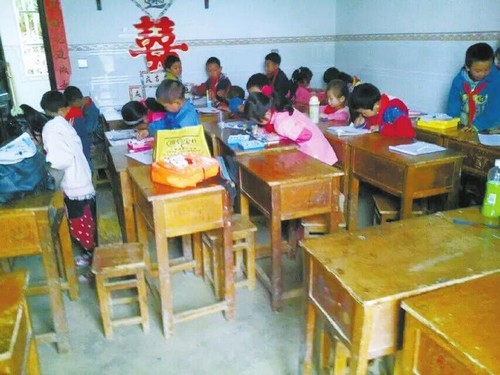 学校成危房&nbsp;泸州80多名小学生寄居农房上课(图1)