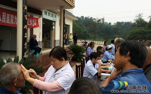 纳溪区人民医院:党员志愿者义诊在偏远村社(图2) 纳溪区人民医院:党员志愿者义诊在偏远村社(图2)