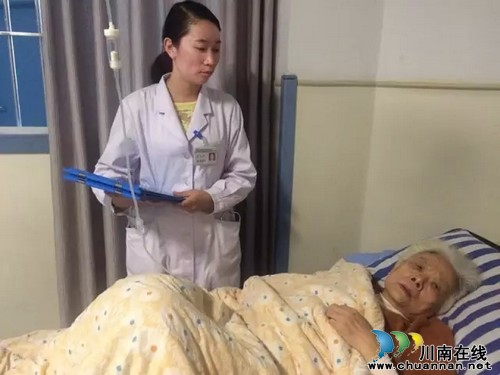 泸州一老人被卷入车底&nbsp;市民、医生、城管合力施救(图3)