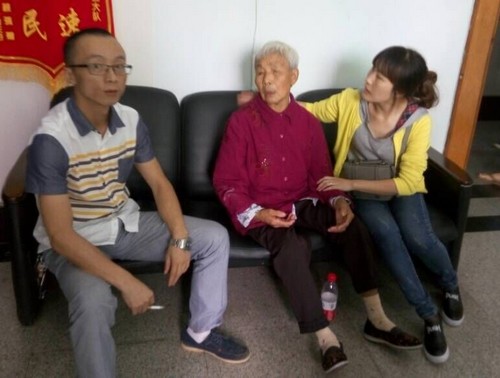 泸州:殇与爱 龙马大道车祸牵动满城爱心(图4) 泸州:殇与爱 龙马大道车祸牵动满城爱心(图4)