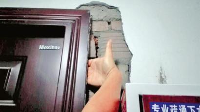 入住不到一年 合江一业主新房“脱皮”很闹心(图1) 入住不到一年 合江一业主新房“脱皮”很闹心(图1)