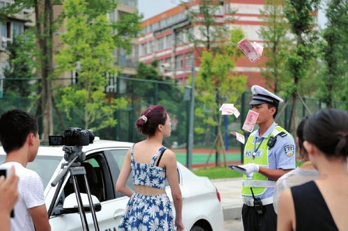 宜宾交警拍微片 幽默搞笑神对话(图1) 宜宾交警拍微片 幽默搞笑神对话(图1)