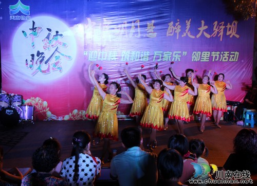 红星街道：小区中秋晚会嗨翻全场