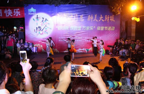 红星街道：小区中秋晚会嗨翻全场(图1)