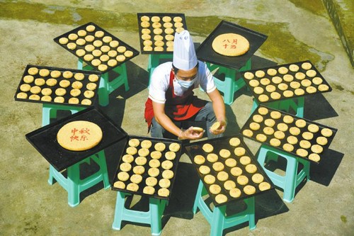 泸州:回归传统 叙永纯手工月饼走俏(图1) 泸州:回归传统 叙永纯手工月饼走俏(图1)