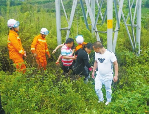 男子爬高压线塔轻生&nbsp;消防冒险营救(图1)